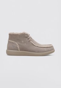Botas de tobillo de ante beige con forro de piel sintética, detalle de costura, cierre con cordones y suela de goma texturizada, que presenta un logo en el lateral.