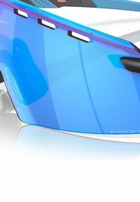 Occhiali sportivi con lenti blu, design avvolgente, finitura lucida, dettagli neri eleganti e fessure di ventilazione sulla parte superiore.