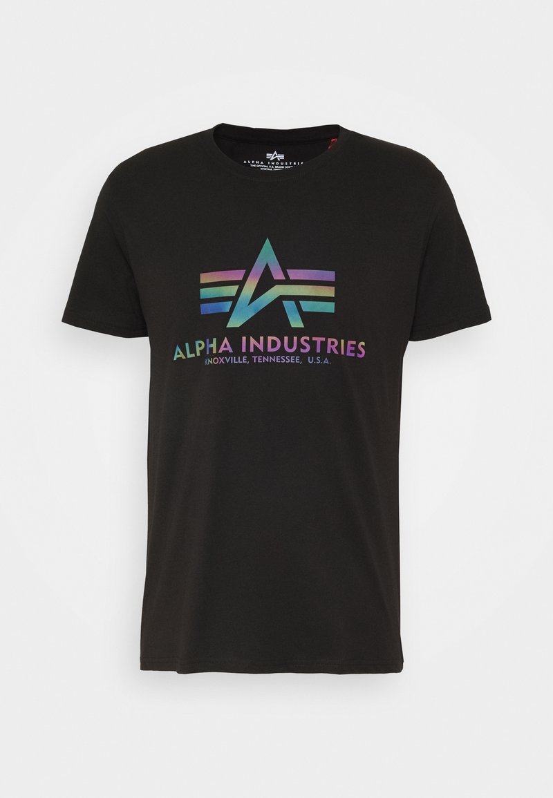 Mustapaita lyhyillä hihoilla, jossa on monivärinen graafinen logo ja teksti "ALPHA INDUSTRIES" sekä kolmion muotoinen design-elementti.