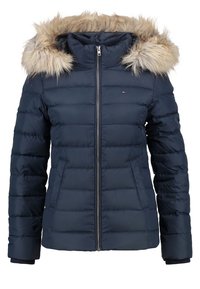 Granatowa kurtka puchowa z futrzanym kapturem, pikowany design, pełny zamek błyskawiczny i boczne kieszenie. Posiada elastyczne mankiety oraz logo marki.