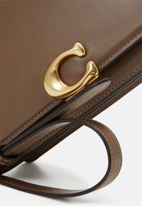 COACH LUXE REFINED BANDIT SHOULDER  - Borsa a tracolla - dark stone