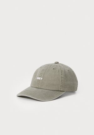 Verblasste grüne Baseballkappe mit gebogenem Schirm und kleinem weißen "OBEY"-Logo auf dem Frontpanel gestickt.