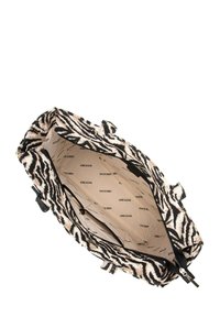 Borsa con motivo zebra nera e beige in tessuto morbido, dotata di una foderatura interna chiara con stampe del logo, chiusura con zip e manici.