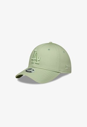 Gorra de béisbol verde claro con logotipo "LA" bordado en relieve en la parte frontal y pegatina en blanco y negro en la visera curva.