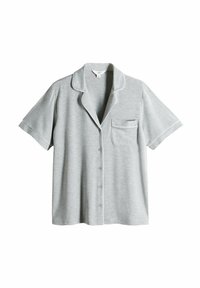 Chemise courte à manches en gris clair, fabriquée en tissu doux, avec un col, une poche poitrine et un passepoil blanc le long des bords.