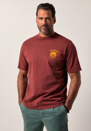 Bordeaux katoenen t-shirt met ronde hals, korte mouwen en een gele "INDIGO" graphic met een leeuwembleem op de linkerborst.
