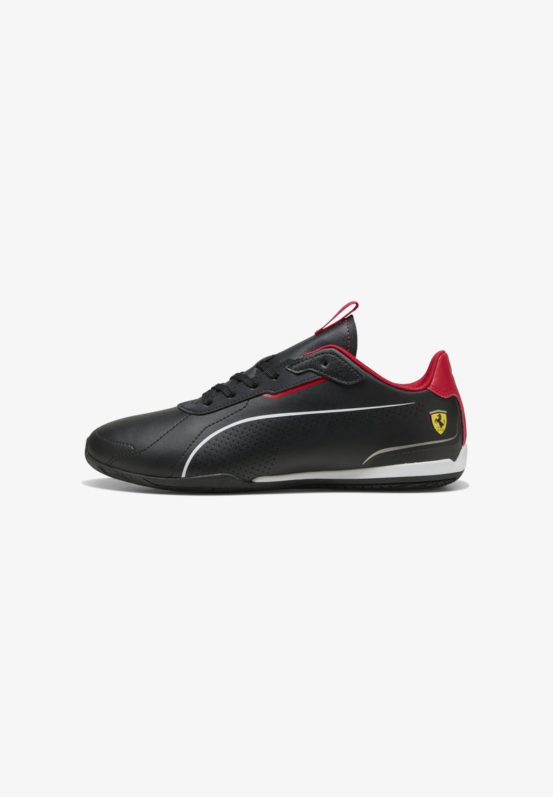 Pantofi atletici sintetic negri cu accente roșii, un design elegant, textură perforată și detalii albe. Au un logo aproape de toc.