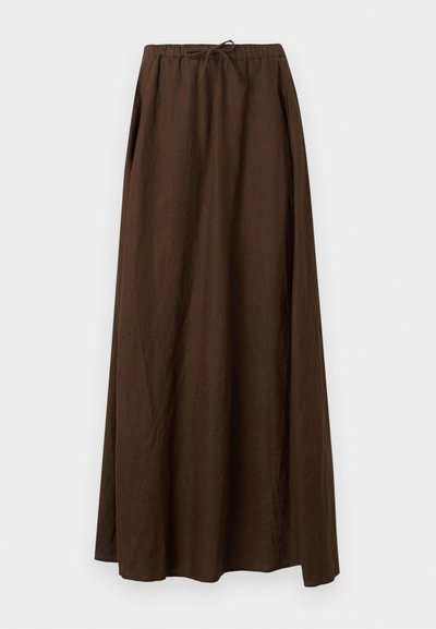 Jupe longue en lin brun avec une taille élastique et un cordon de serrage. Caractérisée par un design ample et fluide avec des plis sur les côtés. Texture lisse.