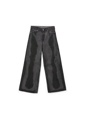 Pantalones vaqueros negros de pierna ancha con bolsillos delanteros, trabillas para cinturón, cierre de botones y costuras visibles, colocados planos sobre un fondo blanco.