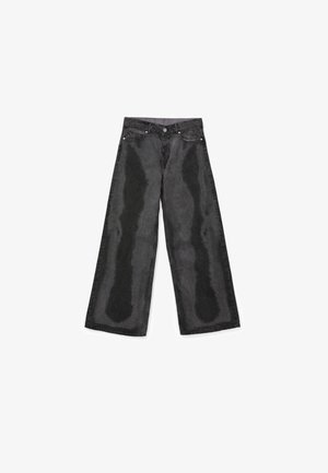 Jeans neri a gamba larga in denim con tasche frontali, passanti per cintura, chiusura con bottone e cuciture visibili, distesi su uno sfondo bianco.