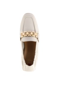 Mocassin en cuir blanc avec un bout carré, présentant une chaîne dorée accentuée sur le devant et un tissu plissé sur les côtés.