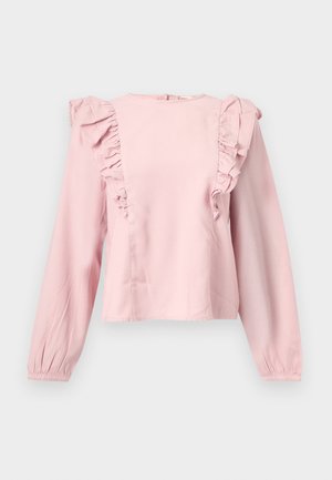 Blusa de manga larga color rosa claro con detalles de volantes a lo largo del frente y los hombros, y un escote redondo.