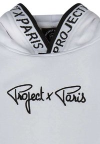 Hoodie blanc avec un logo noir "Project x Paris" sur le devant, doté d'un col à côtes noir et blanc contrasté.