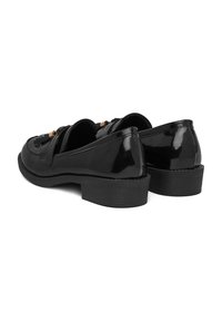 Czarne lakierowane loafersy na niskim obcasie, z złotymi akcentami i gładkim, błyszczącym wykończeniem. Okrągły nos z subtelnym przeszyciem.