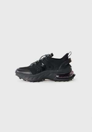Scarpa sportiva nera con tomaia in mesh testurizzato e suola in gomma. Presenta un'unità di ammortizzazione ad aria viola, design con lacci e un'etichetta di estrazione.