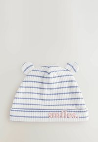 Cappellino a righe per neonato realizzato in morbido tessuto a coste, con colori azzurri e bianchi, piccole orecchie da orsetto e la parola "sorrisi" ricamata in rosa.