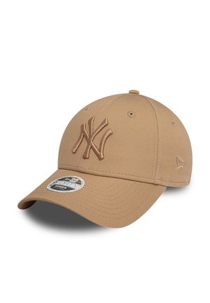 Beige New York Yankees baseballkasket med buet skygge, broderet logo foran og justerbar bagrem, mærket "9FORTY Women."