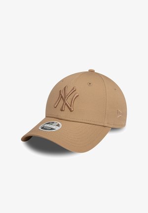 Casquette de baseball beige New York Yankees avec visière incurvée, logo brodé sur le devant et sangle arrière réglable, étiquetée "9FORTY Women."