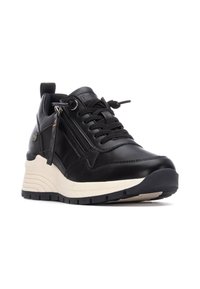 Zapatilla sintética negra con acabado texturizado, que incluye una cremallera frontal, cordones redondos y una suela de plataforma beige contrastante.