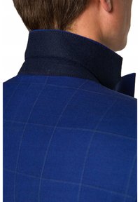 Navy blue jacket with a collar, wykonany z teksturowanej tkaniny przypominającej wełnę oraz z siatkowym wzorem na korpusie. Posiada zarysowaną konstrukcję i staranne szwy.