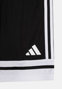 Shorts de sport noirs avec des accents blancs, présentant trois bandes verticales et un logo Adidas blanc près de l'ourlet. Matériau doux et léger.