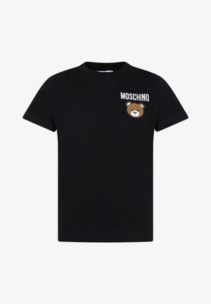 Czarna koszulka z krótkim rękawem z napisem „MOSCHINO” i brązową naszywką z podobizną misia na lewej piersi.