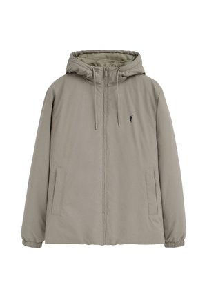 Lichtgrijs gewatteerd jack met capuchon, ritssluiting aan de voorkant, trekkoord in de capuchon, elastische manchetten, twee zakken aan de voorkant en een klein donker geborduurd golfer-logo op de borst.