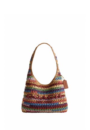 Bolso de hombro de ganchillo multicolor con correa ancha, logo de Coach en la parte delantera y etiqueta de cuero en el tirador de la cremallera.