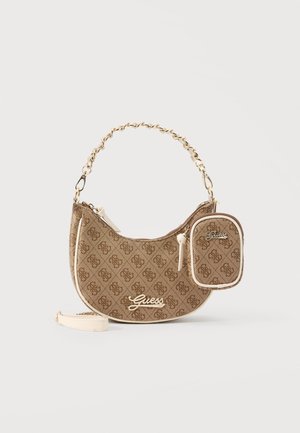 Sac à main Guess marron à motifs avec anse chaîne en or et petite pochette attachée, avec bordure beige et logo Guess doré.