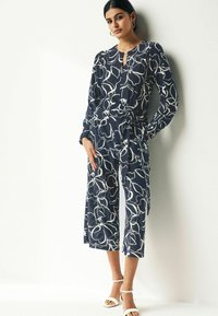 Next LONG SLEEVE BELTED PETITE - Overal - navy blue swirl print