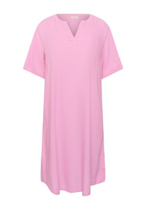 Vähäeleinen polvipituinen vaaleanpunainen mekko, jossa on lyhyet hihat ja V-pääntie, yksivärisellä taustalla.
