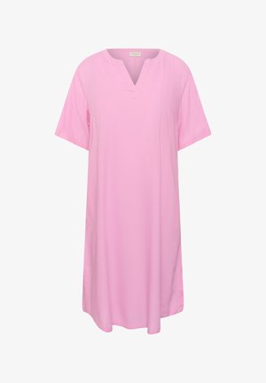 Robe ample rose longueur genou avec manches courtes et col en V sur un fond uni.