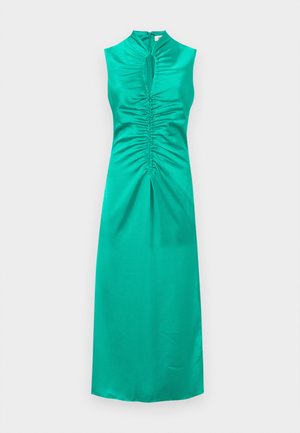 Robe sans manches en satin teal à encolure échancrée, avec des détails froncés au niveau du buste et du centre, comportant une fermeture éclair au dos et un ourlet droit.