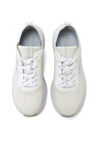 Zapatillas deportivas ligeras de malla color blanco roto con un acabado texturizado. Presentan cordones blancos y un sutil acento en la suela verde.