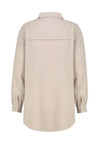 Hellbeiges Langarmshirt aus strukturiertem Stoff mit geknöpften Manschetten und Rückenpasse. Es verfügt über einen klassischen Kragen und einen abgerundeten Saum.