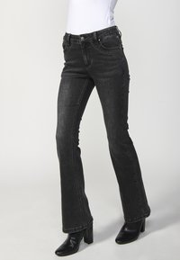Koroshi FLARED - Pieguloša piegriezuma džinsi - black denim