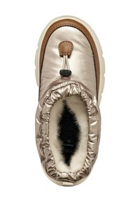 Vista superior de una bota de invierno metálica beige con suela gruesa, cierre de cordón elástico y forro de piel blanca en el interior.