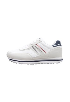 Zapatillas deportivas blancas con parte superior sintética texturizada, que presentan acentos en azul y rojo, suela plana y collar acolchado.