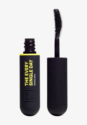 Tube de mascara noir étiqueté "The Every Single Day" avec une brosse applicatrice incurvée et un bouchon rainuré retiré à côté.