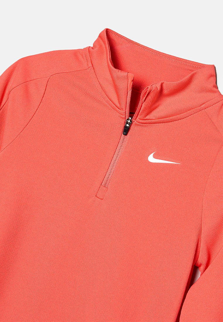 Haut de sport à manches courtes et fermeture éclair quart en tissu corail vif. Présente un logo Nike blanc sur la poitrine et une texture lisse.