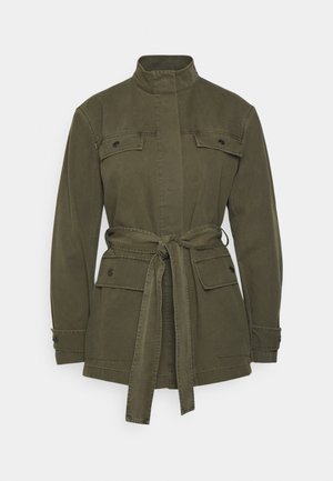 Chaqueta de manga larga color verde oliva con cuello alzado, bolsillos en el pecho y las caderas con botones, y cinturón de tela atado a la cintura.