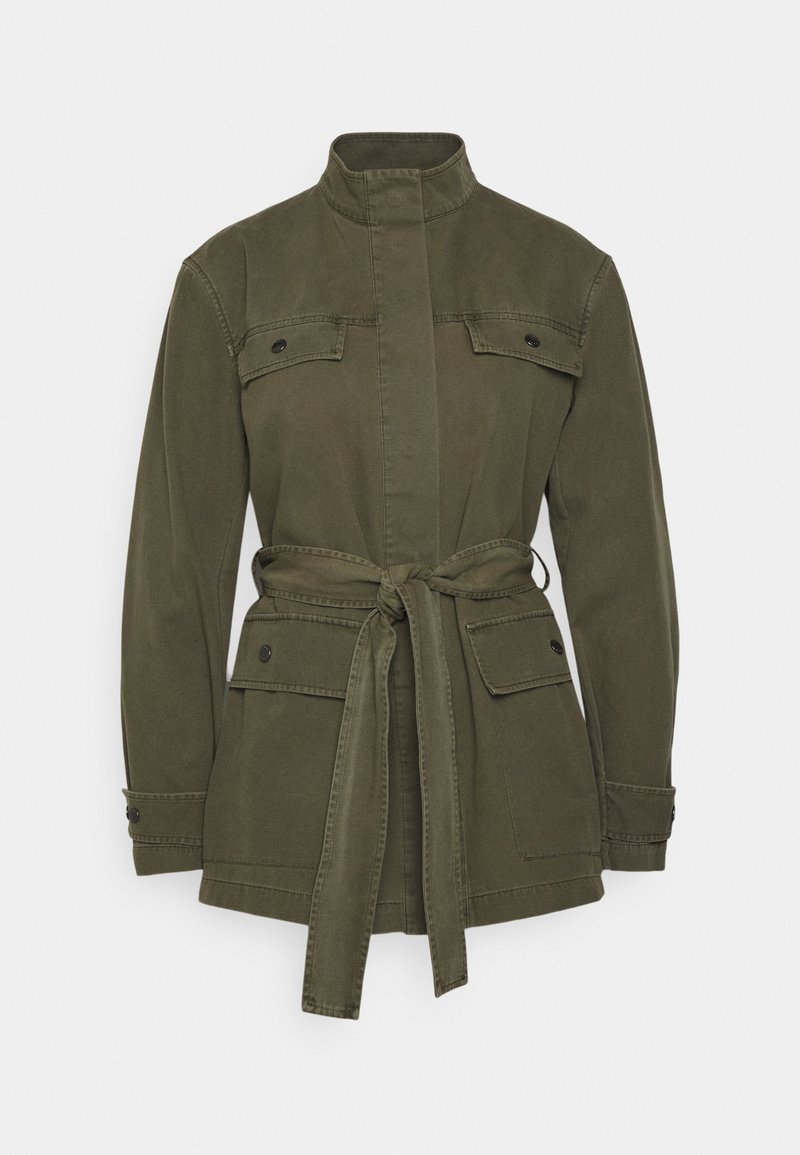 Olijfgroene lange mouwen jas met opstaande kraag, met knopen afsluitbare borst- en heupzakken, en een stoffen riem gestrikt in de taille.