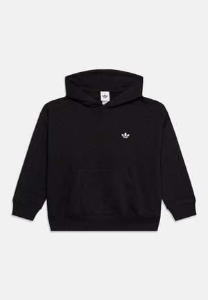 Čierna mikina s kapucňou s dlhými rukávmi, predným vreckom, rebrovanými manžetami a malým bielym logom Adidas na hrudi.