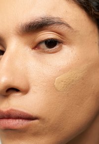 Danessa Myricks Beauty YUMMY SKIN SERUM FOUNDATION beżowy