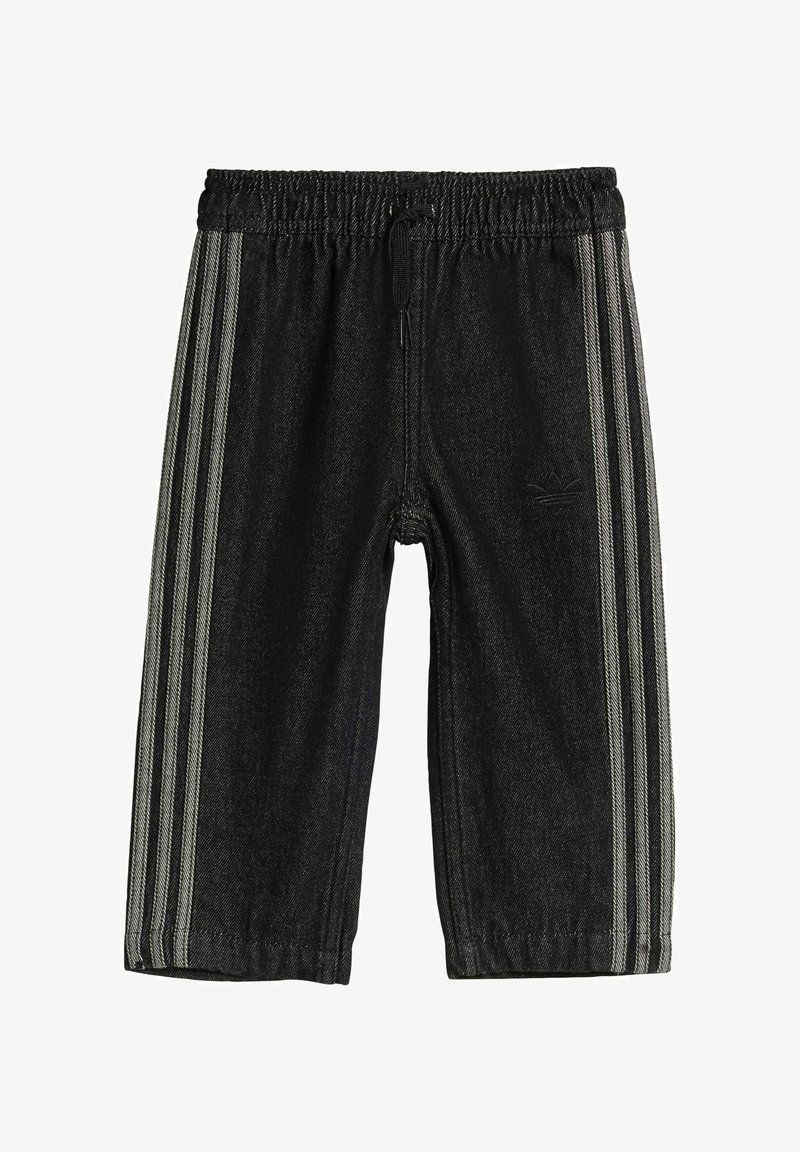 Crne dječje sportske hlače s elastičnim pojasom, vezicama i tri svijetlosive pruge koje se protežu niz bočne stranice.