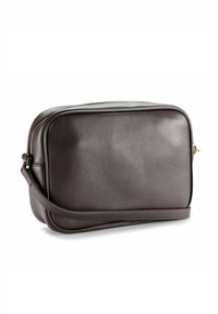 Bolso bandolera de cuero marrón con acabado texturizado, forma rectangular, cierre de cremallera y una correa plana para el hombro.