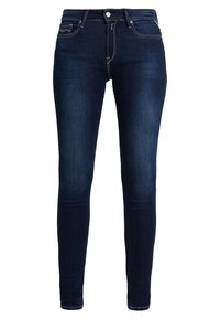 Jeans ajustados de mezclilla azul oscuro con una textura suave, diseño de cinco bolsillos, passadores para cinturón y costuras en contraste cerca de la cintura y el dobladillo.