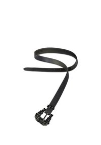 Curea neagră din piele cu finisaj neted, având o cataramă decorativă cu detalii asemănătoare unui lanț. Reglabilă cu mai multe găuri pentru mărimi.