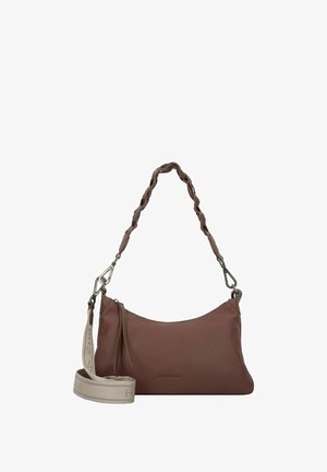 Borsa a spalla in pelle marrone con forma curva, manico intrecciato e tracolla staccabile con motivo tessuto. Dettaglio con scomparto con zip.