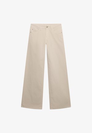 Beige bukser med vide ben, frontknap og lynlås, bæltestropper og femlomme-design, lagt fladt på en hvid baggrund.